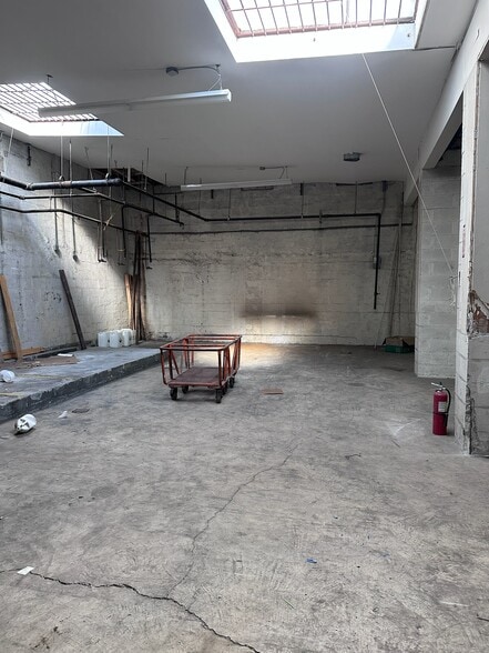 More Photos Of 3367-3369 55th St, Woodside Warehouse For Lease