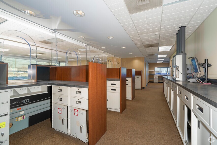 More Photos Of 30730 Groesbeck Hwy, Roseville Bank For Sale