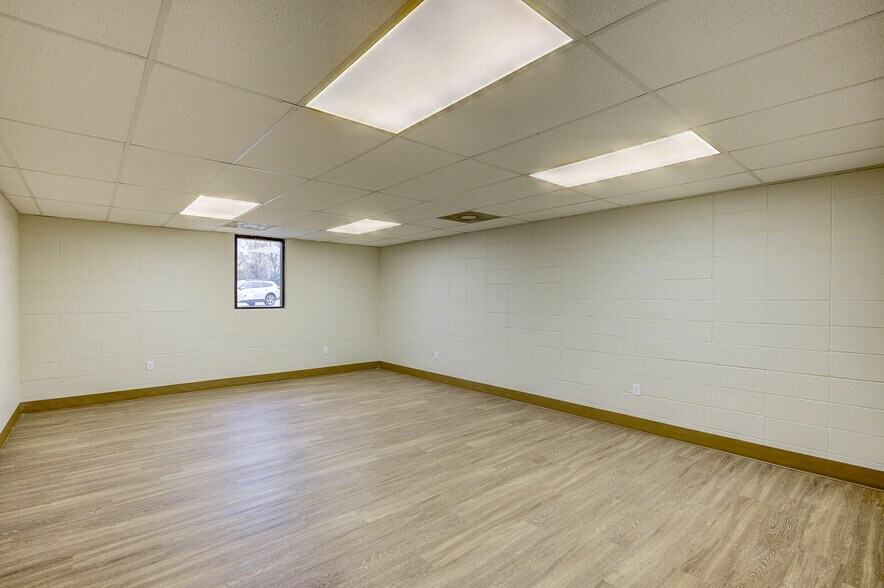 More Photos Of 6889 Paxton Rd, Vicksburg Office For Sale