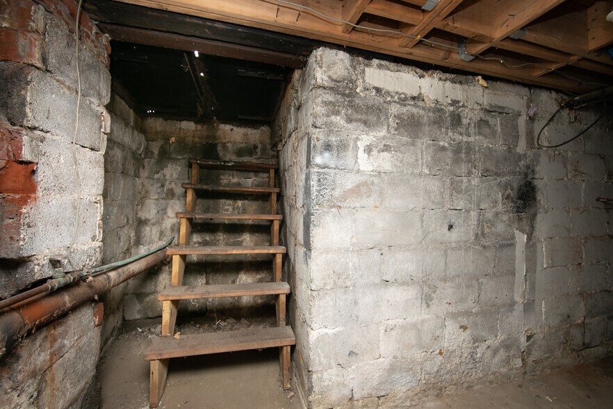 More Photos Of 2013 Woodlynne Ave, Woodlynne Storefront Retail Residential For Lease