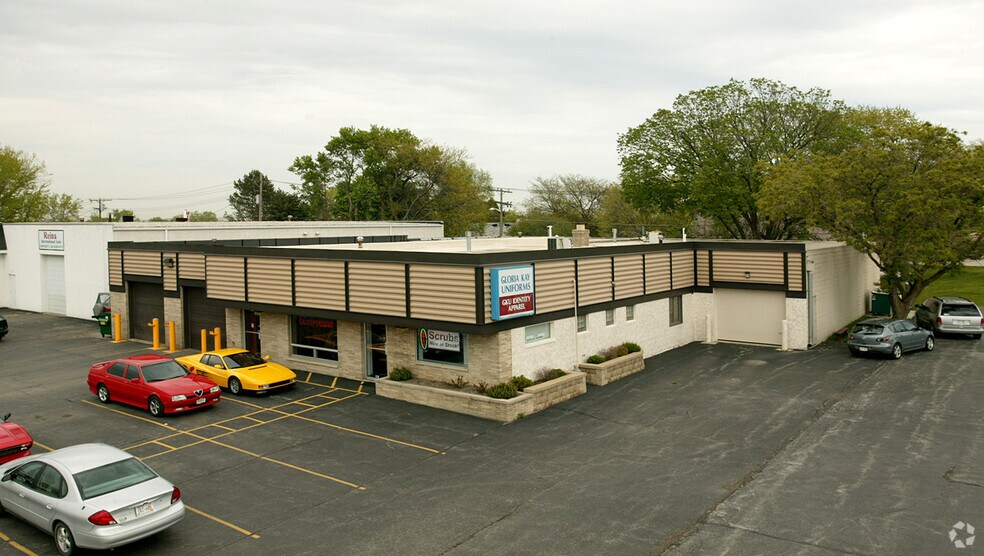 More Photos Of 4040 N 128th St, Brookfield Showroom For Sale