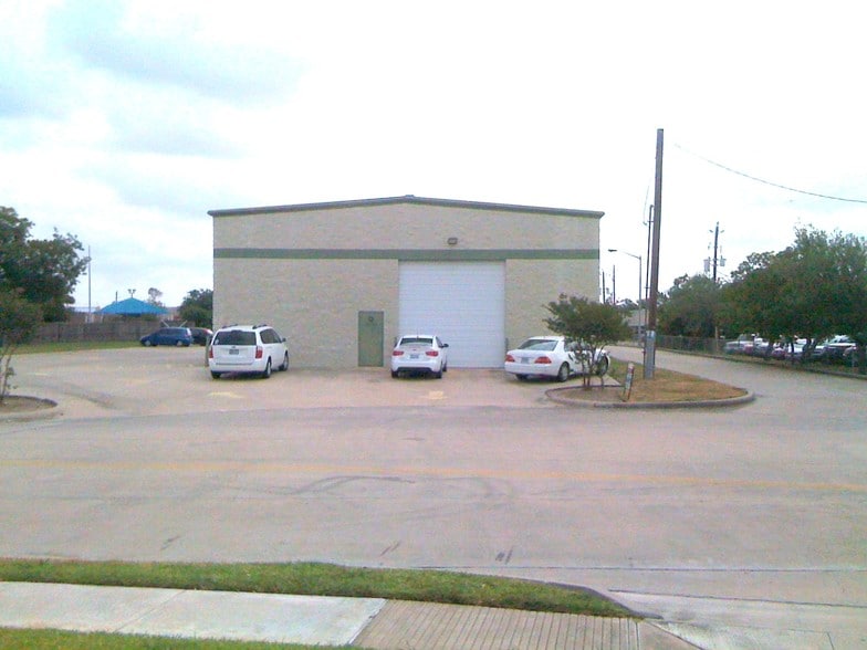 More Photos Of 1561 Live Oak St, Webster Warehouse For Lease