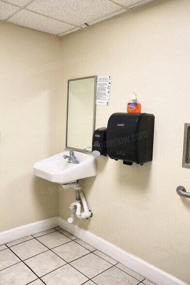 More Photos Of 8225 Normandy Blvd, Jacksonville Medical For Sale