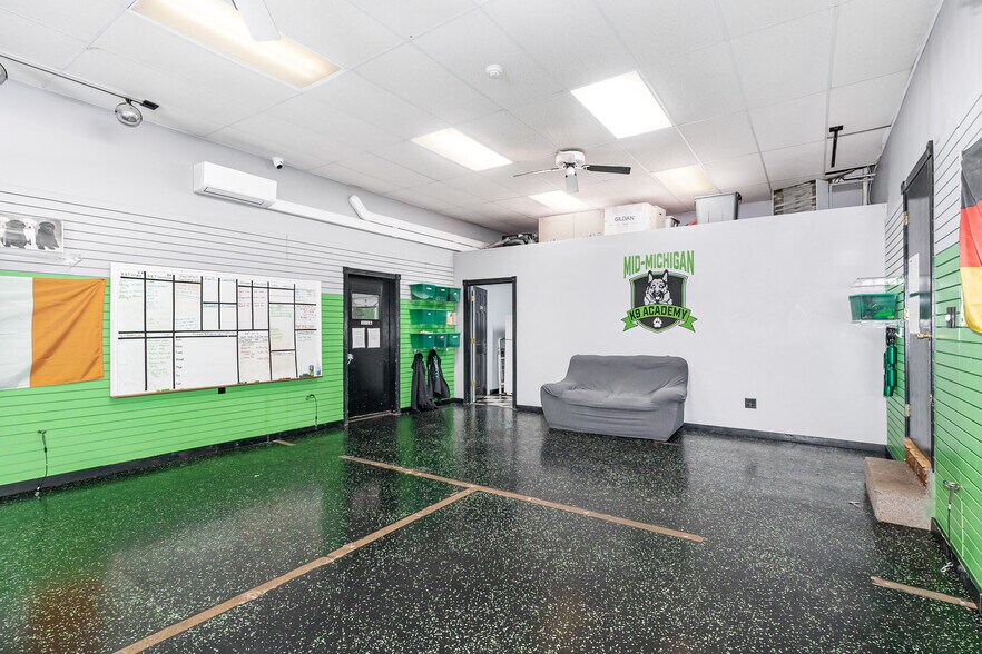 More Photos Of 2412 Midland Rd, Saginaw Service For Sale