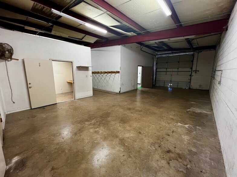 More Photos Of 11818 Warfield St, San Antonio Service For Lease