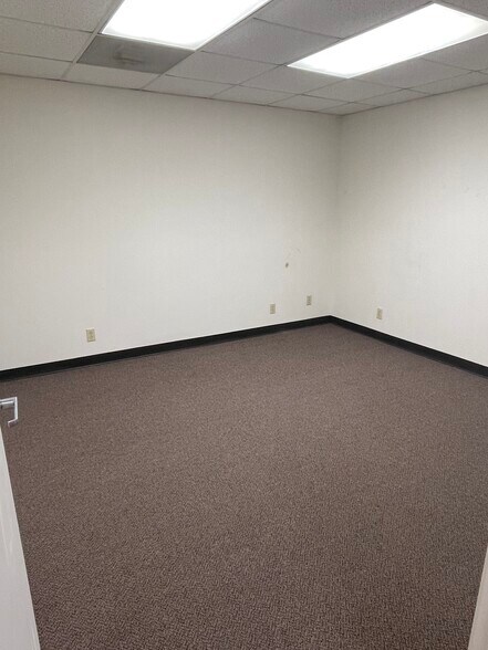 More Photos Of 7456 Reindeer Trl, San Antonio Warehouse For Lease