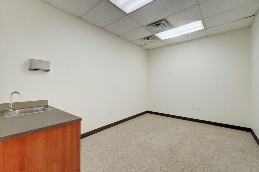 More Photos Of 4300 N Quinlan Park Rd, Austin Unknown For Lease