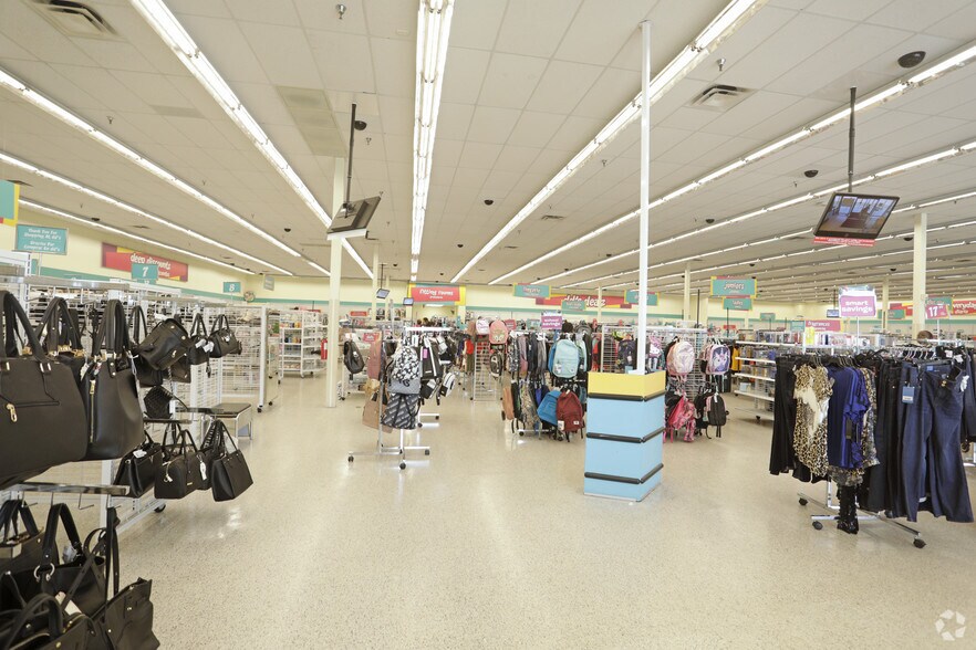 More Photos Of 13030-13190 Veterans Memorial Dr, Houston Unknown For Lease