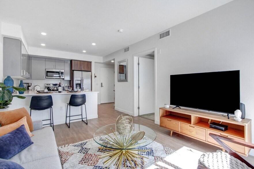 More Photos Of 6625 Reseda Blvd, Reseda Apartments For Lease