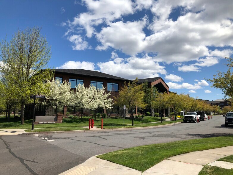 More Photos Of 320 SW Upper Terrace Dr, Bend Office For Lease
