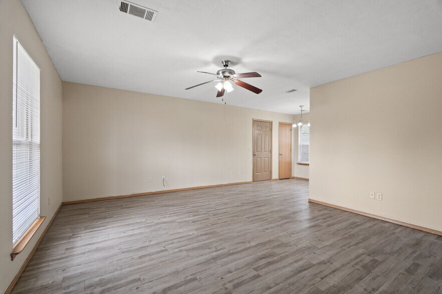 More Photos Of 1810 Hanson Dr, Lavaca Apartments For Sale