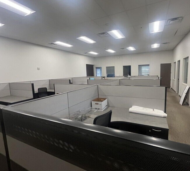 More Photos Of 6800 S Interstate Highway 45, Wilmer Showroom For Lease