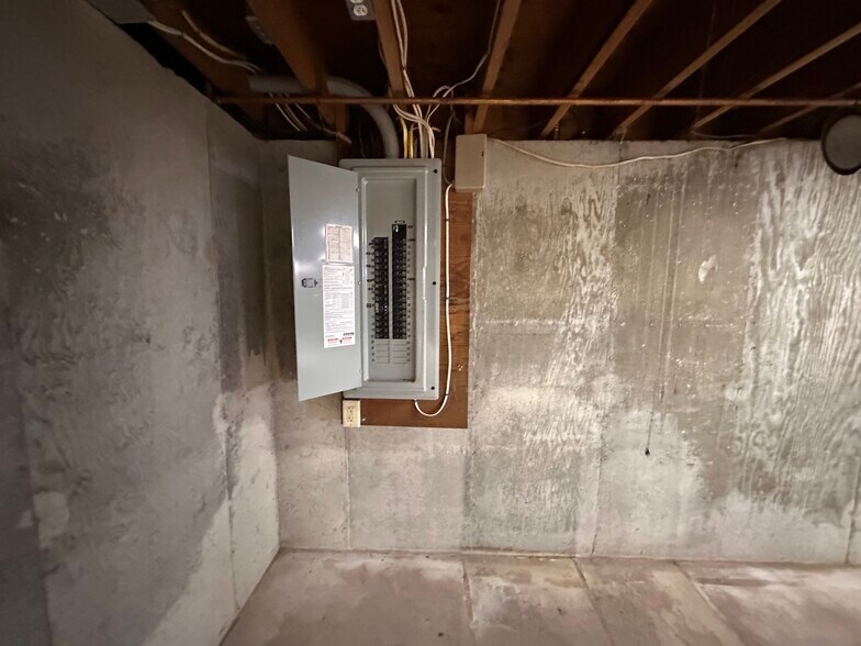 More Photos Of 54 Old Main St, South Yarmouth Flex For Sale