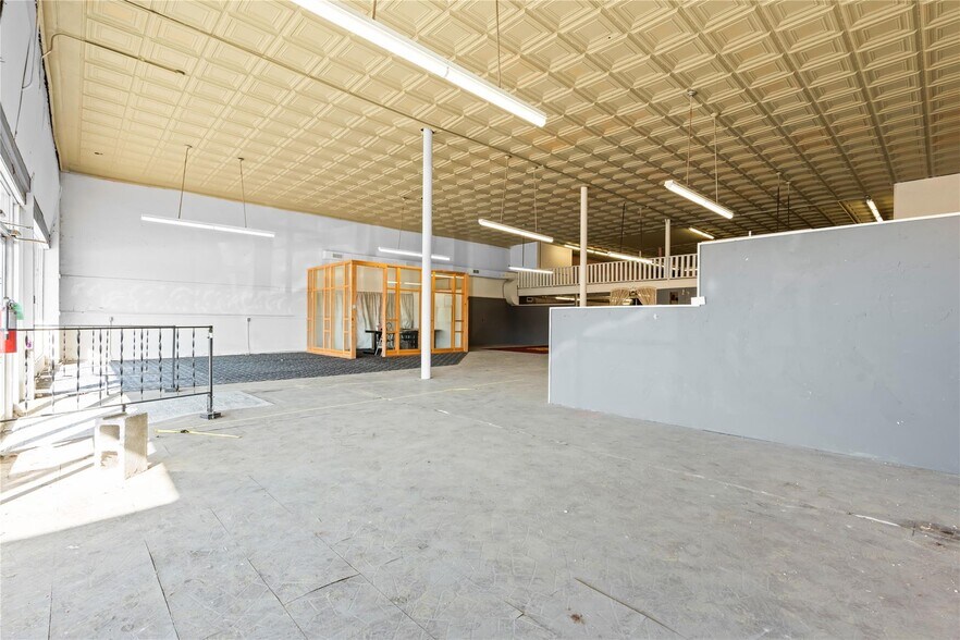 More Photos Of 207 E Elm St, Hillsboro Storefront Retail Residential For Sale