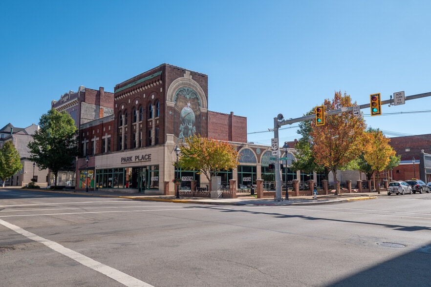 More Photos Of 143 W Center St, Marion Bar For Lease