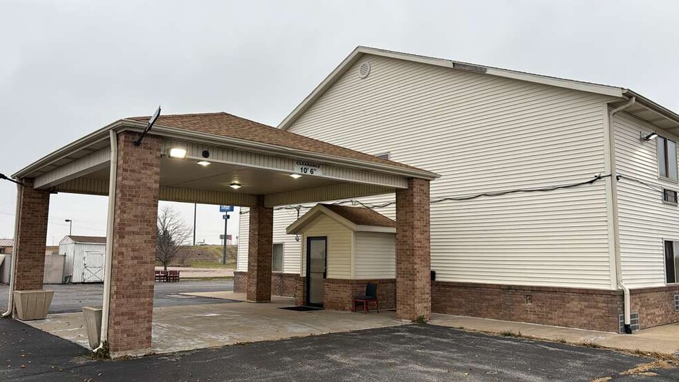 Primary Photo Of 5 Cavalry Dr, Wenona Hotel For Sale