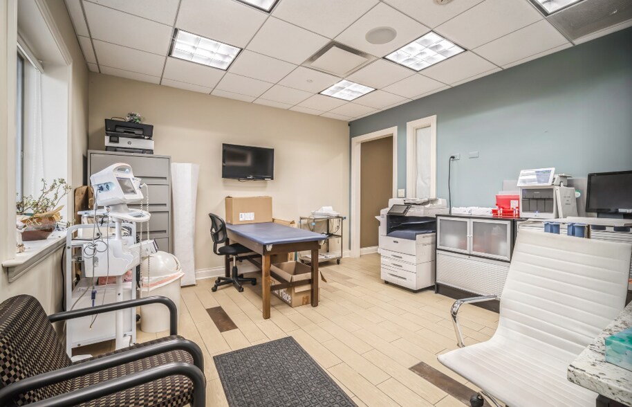 More Photos Of 2214 Huntington Dr N, Algonquin Medical For Sale