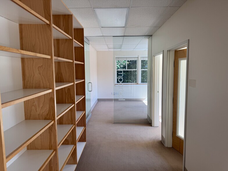 More Photos Of 16001 Quarry Rd, Lake Oswego Office For Sale