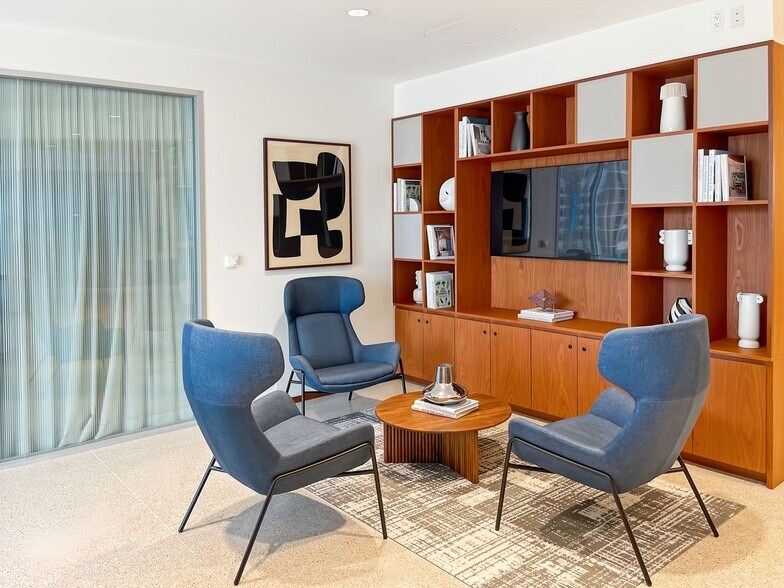 More Photos Of 100 Crescent Ct, Dallas Coworking Space