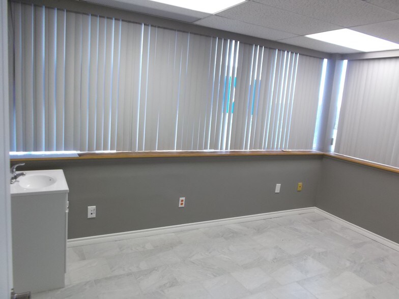 More Photos Of 735 Wonderland Rd N, London Freestanding For Lease