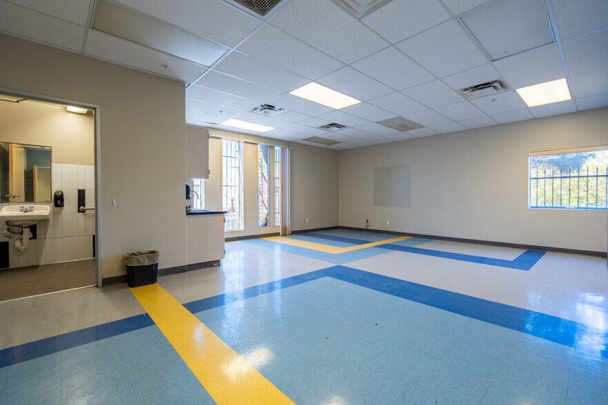 More Photos Of 2645 N 24th St, Phoenix Schools For Lease