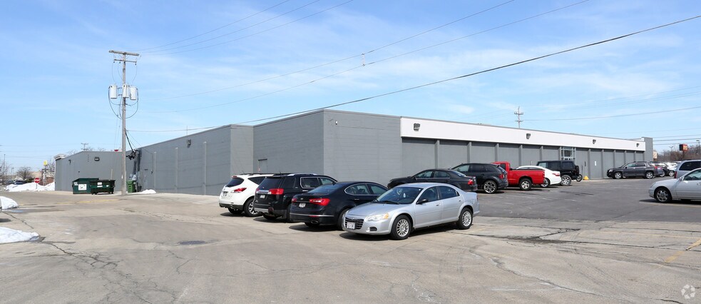 More Photos Of 828-878 Fox Point Plz, Neenah Unknown For Lease