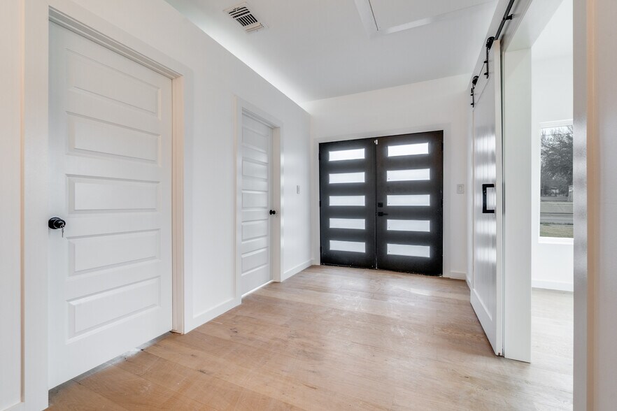 More Photos Of 3617 S Lancaster Rd, Dallas Flex For Lease