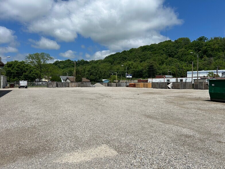 More Photos Of 555 29th St W, Charleston Service For Lease