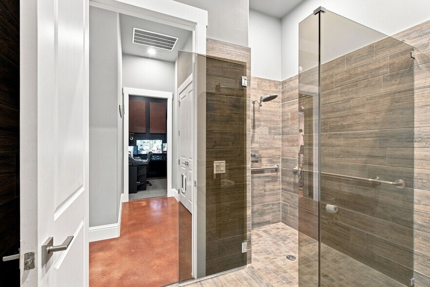 More Photos Of 642 Stoneglen Dr, Keller Office For Sale