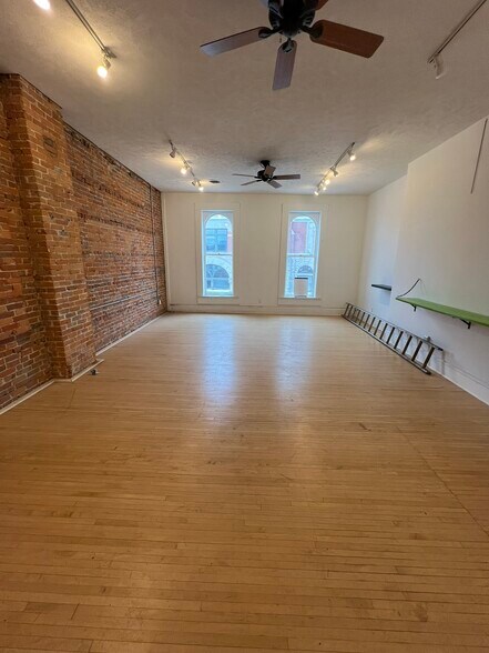 More Photos Of 221-223 E State St, Rockford Storefront Retail Residential For Lease