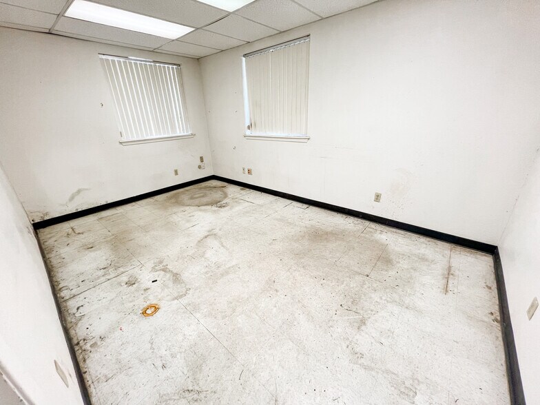 More Photos Of 300 W 61st St, Odessa Industrial For Sale