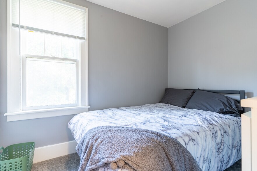 More Photos Of 738 Brock St, Windsor Multifamily For Sale