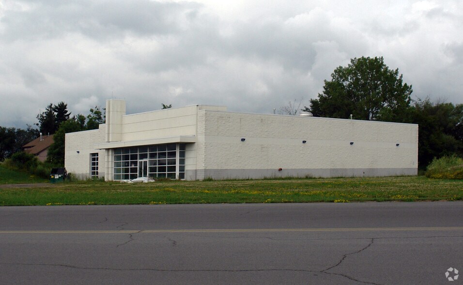 More Photos Of 8555 Seneca Tpke, New Hartford Freestanding For Sale