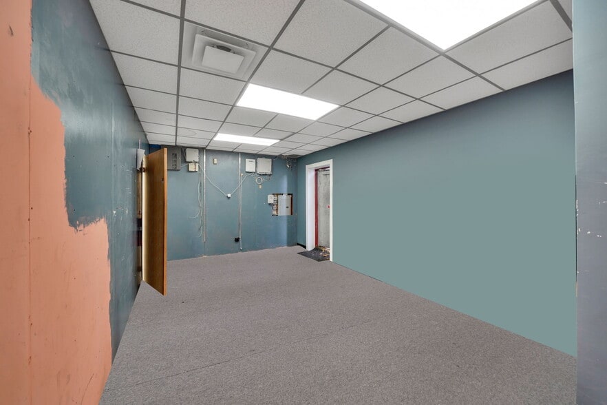 More Photos Of 150 W Sunrise Hwy, Lindenhurst General Retail For Lease