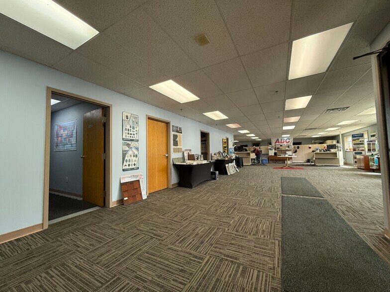 More Photos Of 402 Boyer Cir, Williston Distribution For Lease