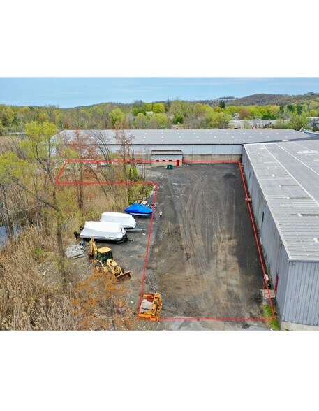 More Photos Of 32 Henry St, Bethel Land For Lease