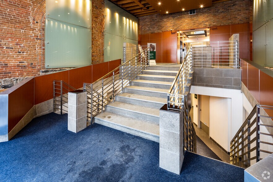 More Photos Of 60-86 Rue de Brésoles, Montréal Apartments For Sale