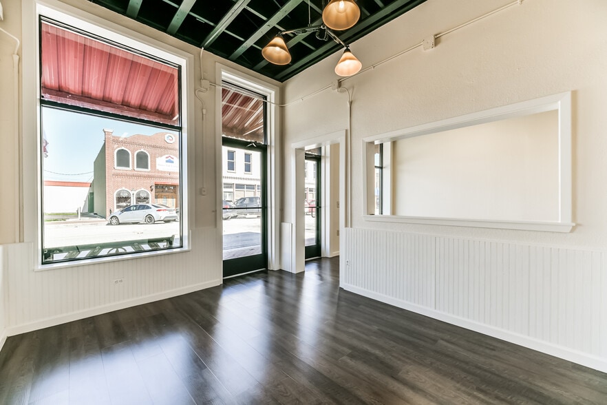 More Photos Of 121 W Sealy St, Alvin Freestanding For Sale