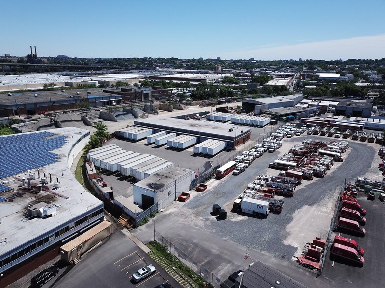 More Photos Of 1 Railroad Pl, Maspeth Warehouse For Lease