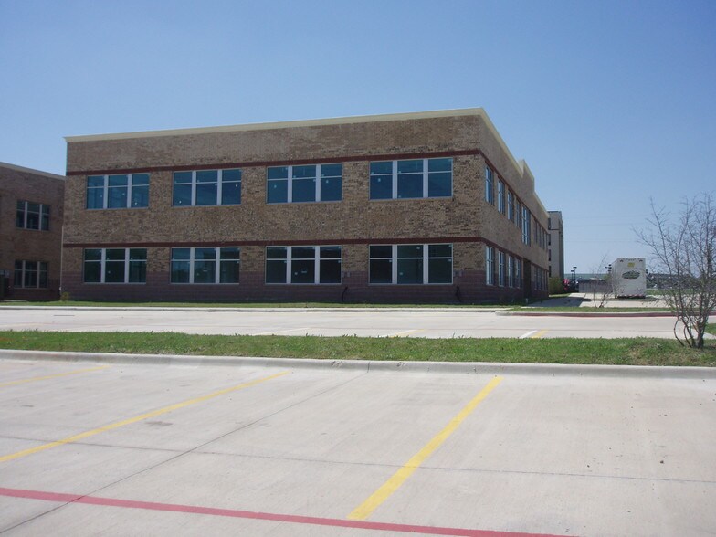 More Photos Of 1940 Enchanted Way, Grapevine Office For Sale