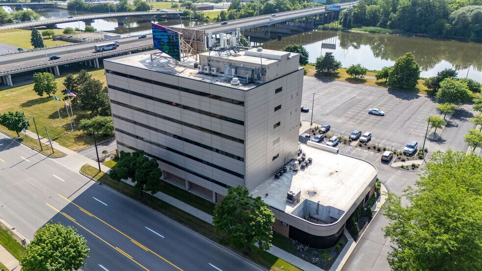 More Photos Of 515 N Washington Ave, Saginaw Office For Lease