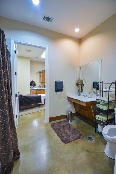 More Photos Of 2320 Airport Rd, Temple Storefront Retail Office For Lease