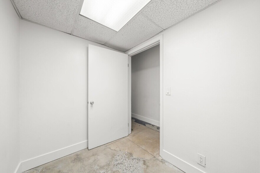 More Photos Of 101-113 E Anaheim St, Wilmington Storefront For Lease