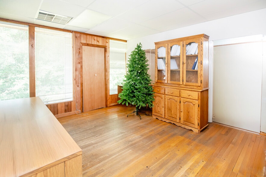 More Photos Of 401 Hillcrest St, Clinton Office For Sale