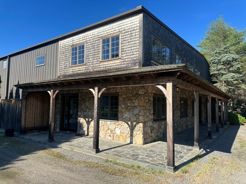 More Photos Of 22 A St, Edgartown Warehouse For Sale