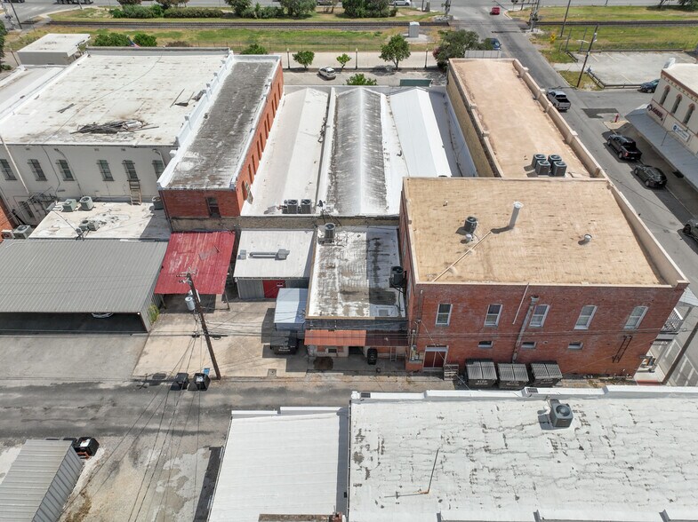 More Photos Of 1118 18th St, Hondo Storefront For Sale