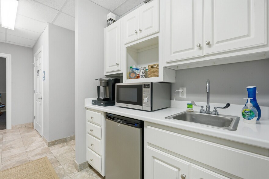 More Photos Of 37 W Fairmont Ave, Savannah Office For Sale