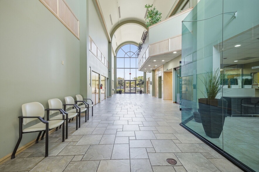 More Photos Of 7655 38th Ave N, Saint Petersburg Office For Sale
