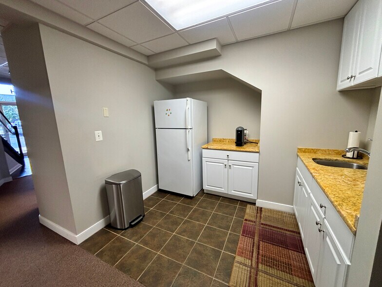 More Photos Of 1610 Professional Blvd, Crofton Flex For Lease