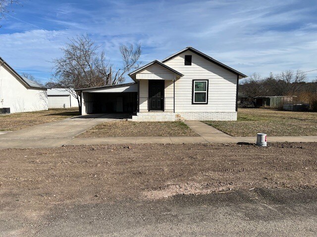 More Photos Of 902 Bevans St., Menard Freestanding For Sale